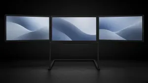 Panelo Core frontal auf geradem Ständer, drei Displays nebeneinander
