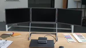 Panelo Core mit ausgeschalteten Displays auf einem Tisch