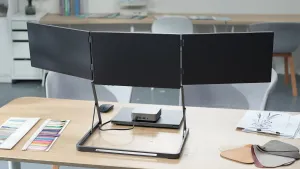 Rückseite des Panelo Core mit Scharnieren und aufgeklapptem Ständer