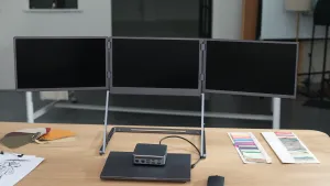 Panelo Core mit drei ausgeschalteten Displays nebeneinander